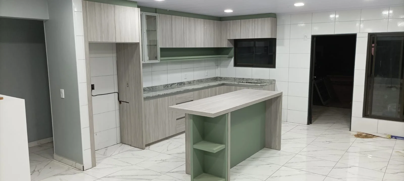 Cocina con isla realizada por MaderPlac