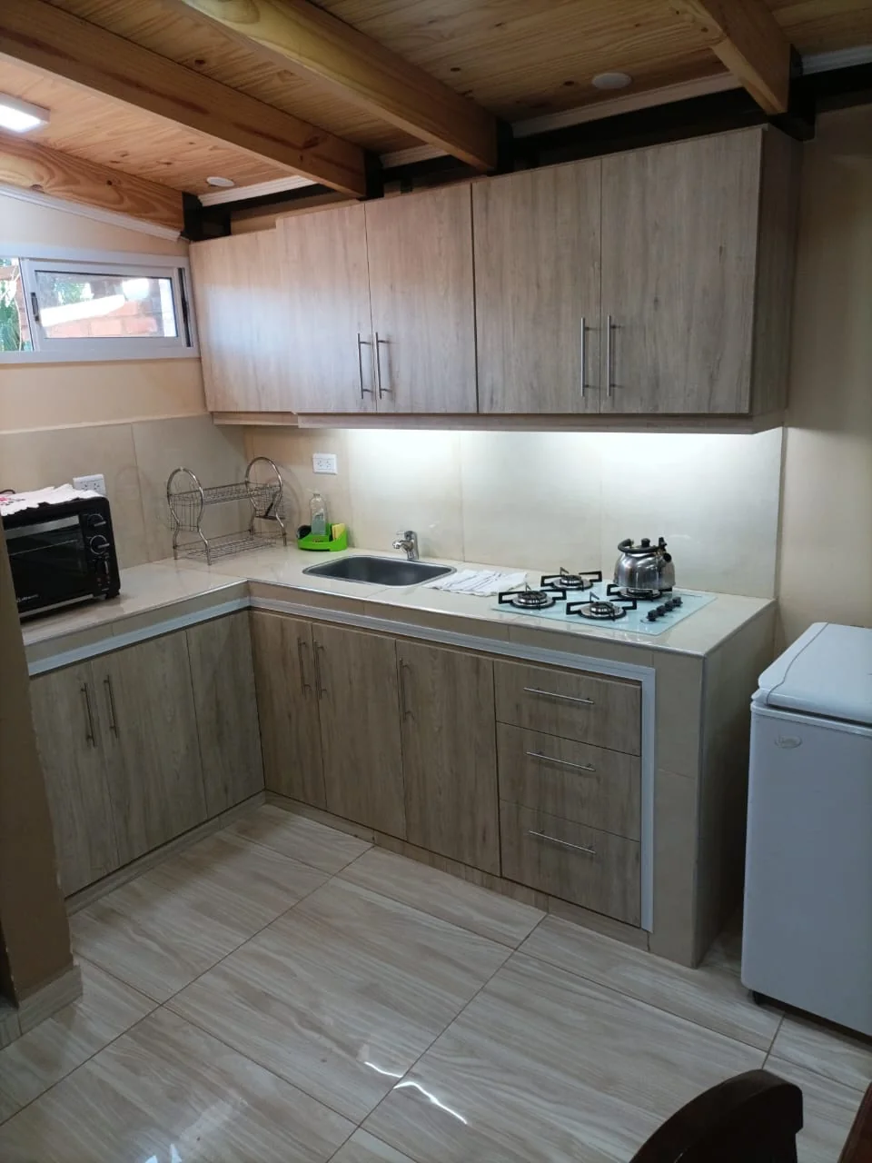 Cocina en tonos madera realizada por MaderPlac