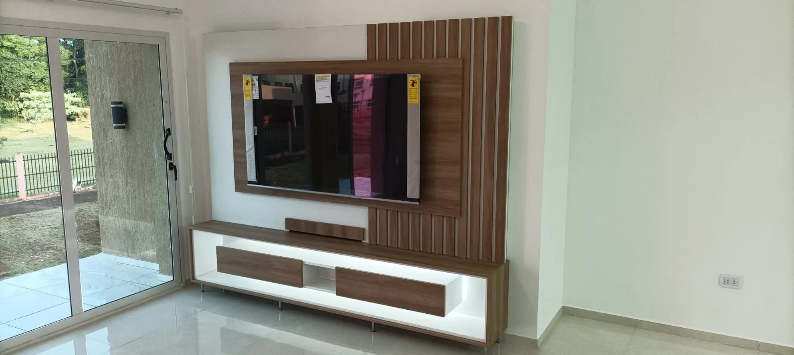 Panel de TV y mueble bajo realizado por MaderPlac